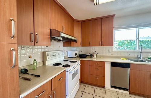 Richmond House | Large House 4 Bedrooms with Kitchen & Laundry Near YVR Airport & Transit