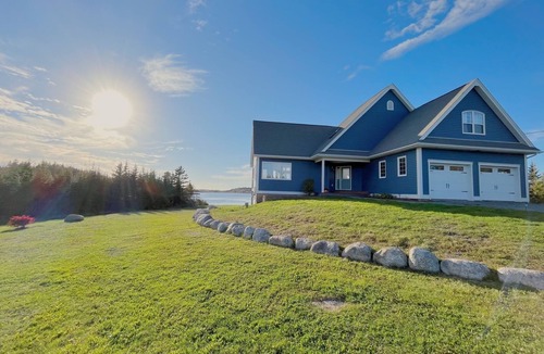 East Lawrencetown Cottage | Large Lawrencetown lakefront cottage