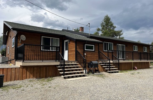 Valemount House | Large mountain home with heated pool and hot tub. Family getaway in Valemount