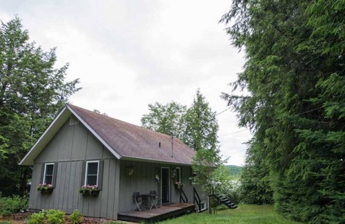 Harrington Cottage | Laurentian Lakeside Cottages 49, 3-season, 3-bedroom, 1.5 bath cottage sleeps 6