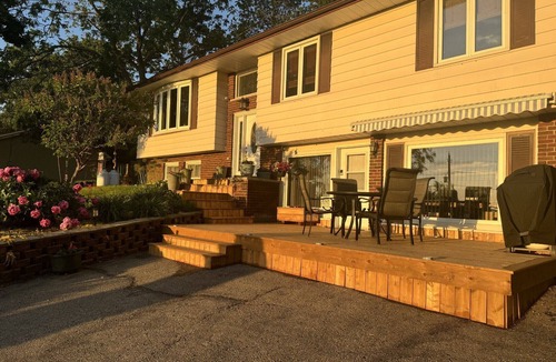 Prince Edward Apartment | LAZY DAYZ Sunset Views and 2 minutes drive to Picton Main Street