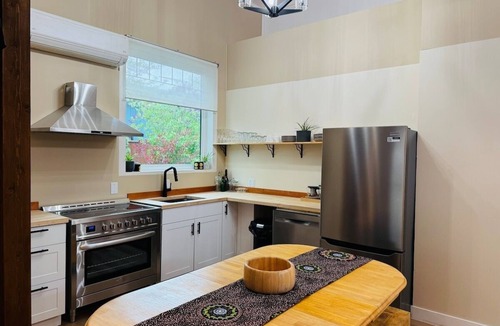 Historic Downtown Fernie House | Le Bon Lit Downtown Sutie