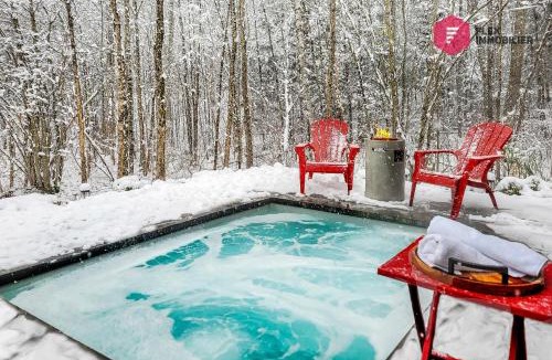 Pont-Rouge Ski Chalet | Le Céleste de Portneuf - Hot tub in the forest