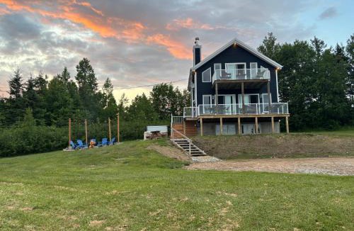 Petite-Riviere-Saint-Francois Ski Chalet | Le Rassembleur, SPA & SALLE DE JEU