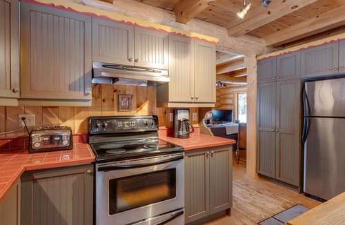 Mauricie Cabin | Le Caché: intimate log cabin, spa and waterfront (kayaks)