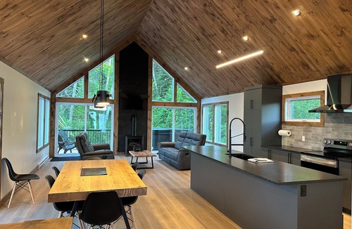 Saint Ferreol les Neiges House | Le chalet Polaire au Mont-Sainte-Anne, bikes, skis et pets frendly!