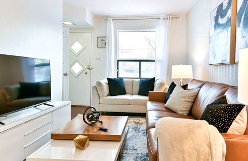 Winnipeg Ski Chalet | Le Chalet: Stylish 4bdrm Getaway w/ Hot Tub, Pool