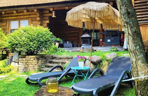 Entrelacs Ski Chalet | Le Féeria Chalet & Spa - Magnifique Chalet en Bois Rond sur le Bord de L'eau!