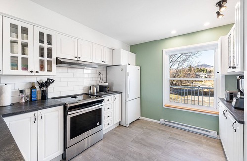 Magog Apartment | Le Moment, profitez du calme de l'eau et des montagnes.
