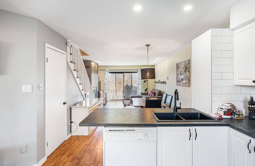 Magog Apartment | Le Moment, profitez du calme de l'eau et des montagnes.