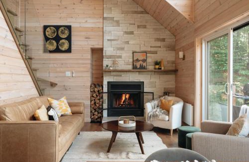 Val-des-Lacs Ski Chalet | Le Montagnia escape to Tremblant with hot tub