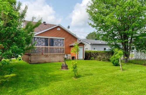 Stratford Ski Chalet | Le Natural Lodge - Idéal Famille & Groupe x8 - Weekend & Vacances Détente - Jacuzzi Vue Campagne Dégagée - Quartier Calme - Jardin - Terrasse - Barbecue - 10min des lacs - Parking privé & Borne Voiture Électrique - Check In Flexib - Linge de maison fourni