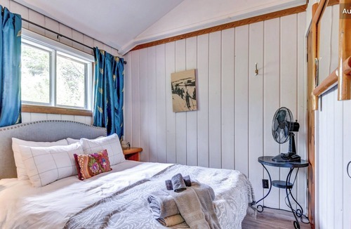 Val David Cabin | Le Neuchâtel: cute vintage cottage in Village Suisse resort, heart of Val-David