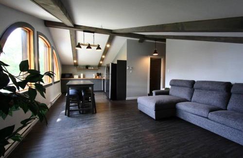 Val-des-Monts Apartment | Le Nid doré sur le lac (Golden Nest on the lake)