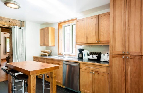 Pointe-Saint-Charles House | Le Tierra - Private Parking & Huge Backyard
