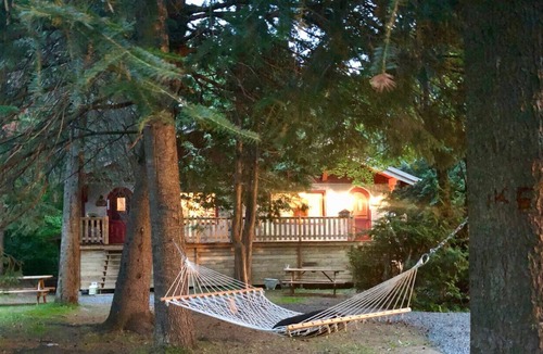 Val David Cabin | Le Zurich, cute vintage cottage in Village Suisse resort, heart of Val-David