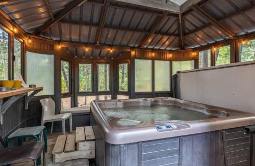 Sainte-Lucie-des-Laurentides House | Le1603 - Le Petit Caribou - Chalet spa et plage