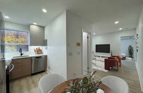 East York Apartment | Leaside 2BR with parking and laundry, family and pet friendly neighbourhood
