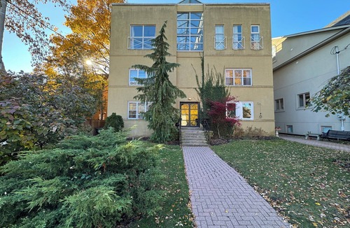 East York Apartment | Leaside 2BR with parking and laundry, family and pet friendly neighbourhood