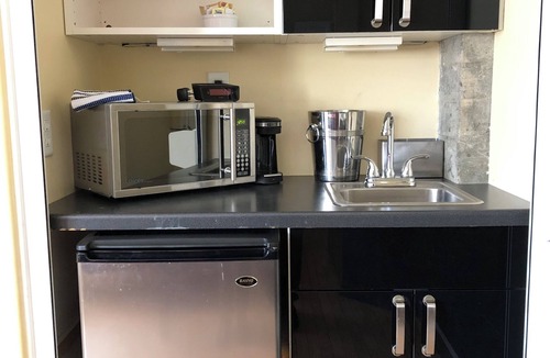 Waterford Valley Bed & Breakfast | Leaside Manor by The Leaside Group