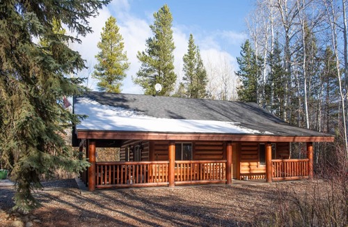 Valemount House | Legacy Vacation Rental - Pet Friendly!