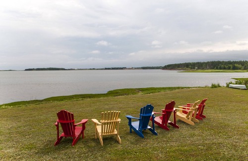 Brackley Beach Cottage | Lenrose Cottage. Waterfront in Brackley Beach. Close to National Park Beaches