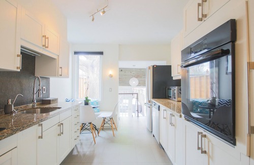 Greenwood - Coxwell Apartment | Leslieville Cozy & Bright Apt in Trendy Beaches