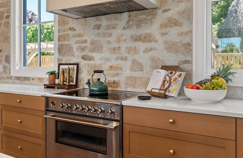 Central Okanagan House | Licensed - Luxury 3 Bed, 3 Ensuite Farmhouse - 2 min walk to the beach
