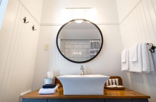 Conquerall Bank Hotel | Lighthouse Motel and Cottages