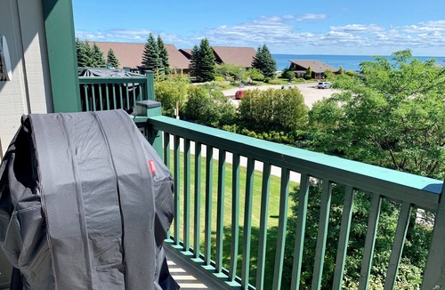 Collingwood Condo | Lighthouse Point Collingwood Fully Furnished 2 Bed, 2 Bath with Water Views!