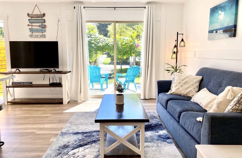 Regional District of Nanaimo Cottage | Lil Q Modern Cottage - 3 min from the beach!