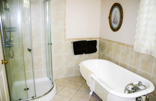 New London Bed & Breakfast | Linden Homestead: Modern Queen Bed B&B suite in Century Farm House