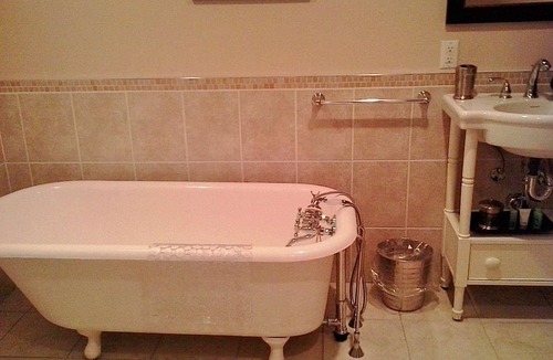 New London House | Linden Homestead: Modern Queen Bed B&B suite in Century Farm House