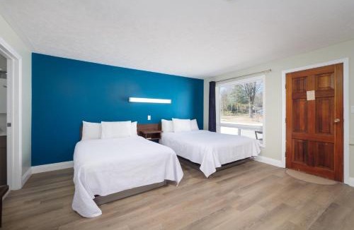 Lion's Head Hotel | Lions Head Beach Motel & Cottages - WATERFRONT