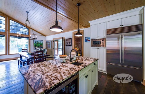 Bala Cottage | Live the Good Life on Lake Muskoka! 6 bdrm 5 bath Cottage +Boathouse! Sleeps 17!