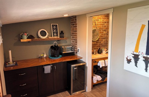 Amherstburg Apartment | LOFT Escape Apartment - Onsite Beach Dock Waterfront Boat Ramp