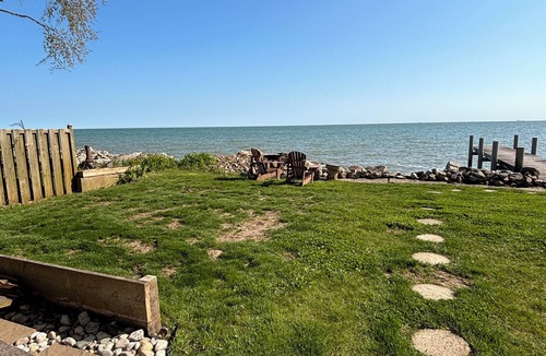 Amherstburg Apartment | LOFT Escape Apartment - Onsite Beach Dock Waterfront Boat Ramp