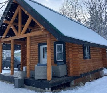 Central Okanagan House | Lofted log cabin with fire table
