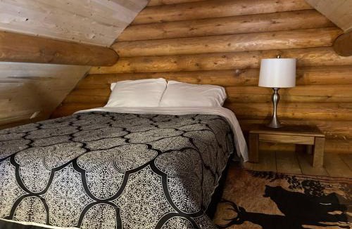 Central Okanagan House | Lofted log cabin with fire table