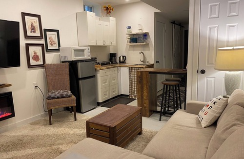 Upper Beaches House | LOFTY BASEMENT APARTMENT BY BEACH