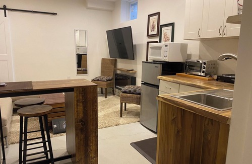 Upper Beaches House | LOFTY BASEMENT APARTMENT BY BEACH