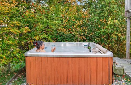 Labelle Ski Chalet | LOG CABIN w HOT TUB, BEACH access, near of TREMBLANT