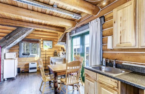Yukon Cabin | Log Cabin with Amazing Mountain & Lake Views (allergy-friendly)