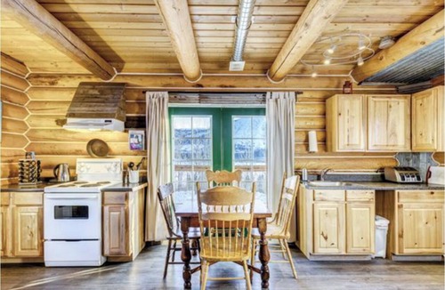 Yukon Cabin | Log Cabin with Amazing Mountain & Lake Views (allergy-friendly)