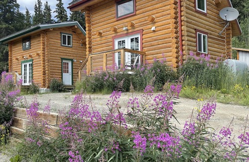 Yukon Cabin | Log Cabin with Amazing Mountain & Lake Views (allergy-friendly)