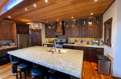 East Kootenay House | Logues Lodge Kimberley Chalet @ Ski Hill & across from Trickle Creek Golf Course