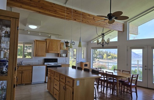 Blind Bay House | Lone Tree Lodge: Semi-waterfront with private beach, dock, boat launch + buoy