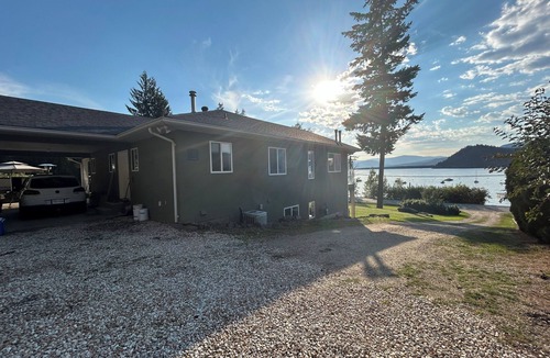 Blind Bay House | Lone Tree Lodge: Semi-waterfront with private beach, dock, boat launch + buoy