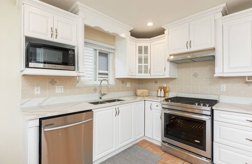 Renfrew-Collingwood House | Long term stay: close to Downtown Vancouver/Burnaby Metrotown by Joyce Skytrain