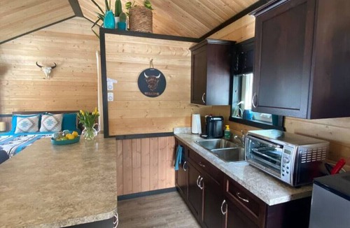 Bragg Creek Cabin | Longhorn Cabin at Restart Ranch - hottub - river